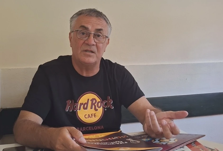 Poseban ritual svakog kolekcionara je lepljenje sličica u album