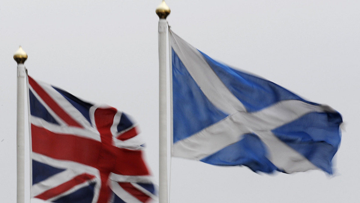 Przez najbliższe dwa lata temat referendum w sprawie niepodległości Szkocji nie będzie schodził z pierwszych stron brytyjskich gazet. Gra toczy się o ogromną stawkę - szkocka niepodległość oznaczałaby początek rozpadu Wielkiej Brytanii na składowe części. Zjednoczone Królestwo, powołane na mocy Aktu Unii zawartego między Anglią i Szkocją w 1707 roku, przestałoby istnieć.