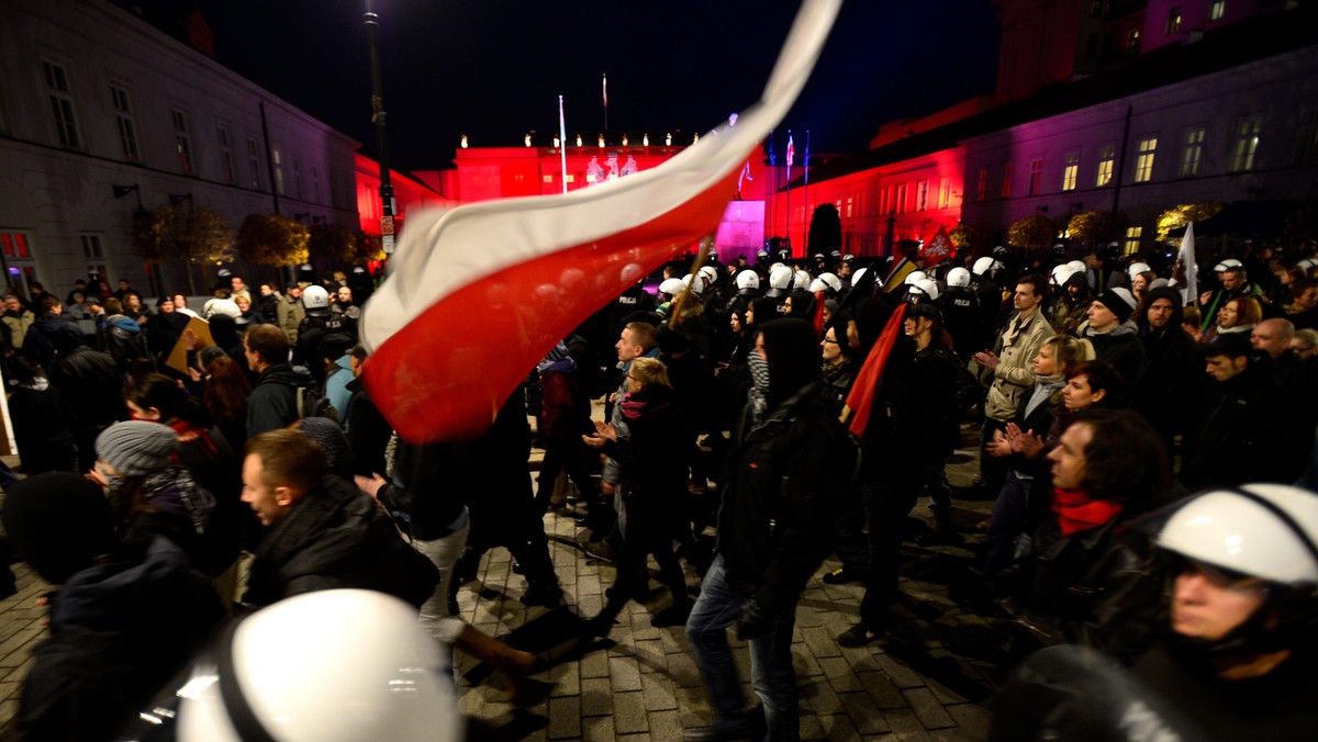 Trzech zatrzymanych po wczorajszych zamieszkach w Warszawie usłyszało już zarzuty - informuje TVN24. Policja będzie wnioskowała jeszcze o ukaranie kolejnych osób.