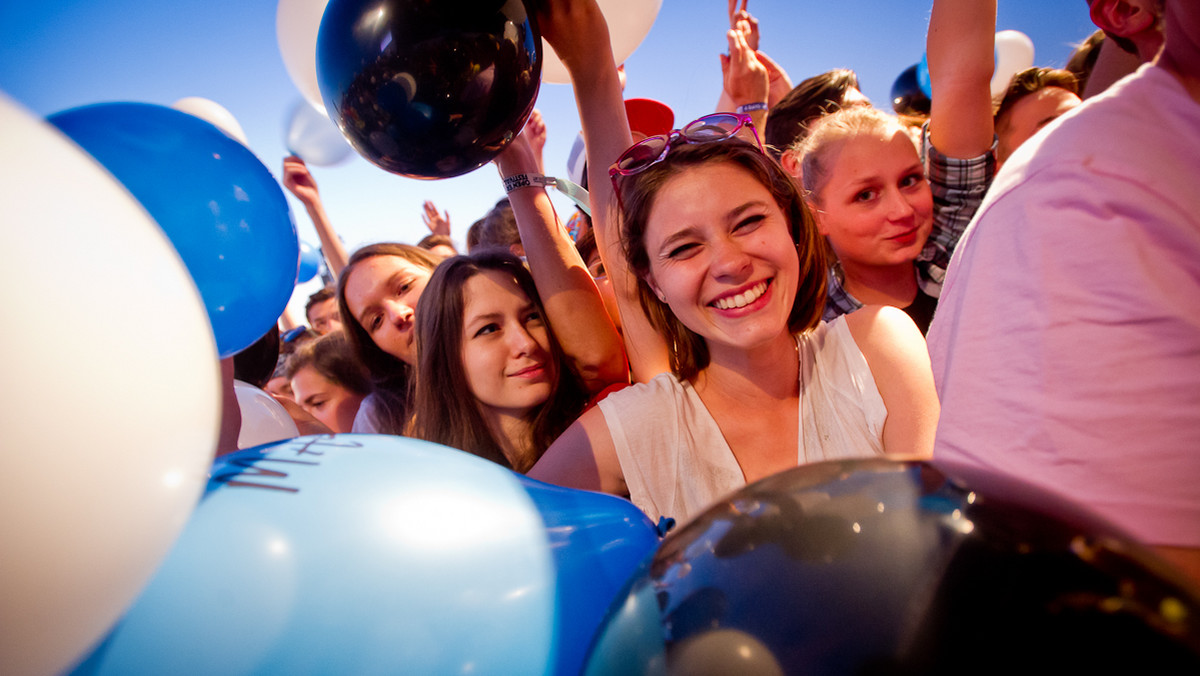 Open'er Festival 2015: w poniedziałek, 1 września, o godzinie 12:00 ruszy sprzedaż biletów na kolejną edycję Open'era. Wielką niespodzianką jest bilet dla największych fanów imprezy - Fan Ticket. Jego cena to zaledwie 414 zł - karnet obejmuje wstęp na pole namiotowe. Co więcej, Fan Ticket na Open'er Festival można kupić na raty.