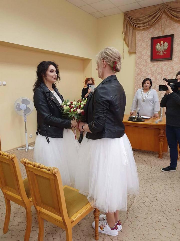 Łódź. Dwie kobiety wzięły ślub. Niecodzienna ceremonia w Urzędzie Stanu  Cywilnego
