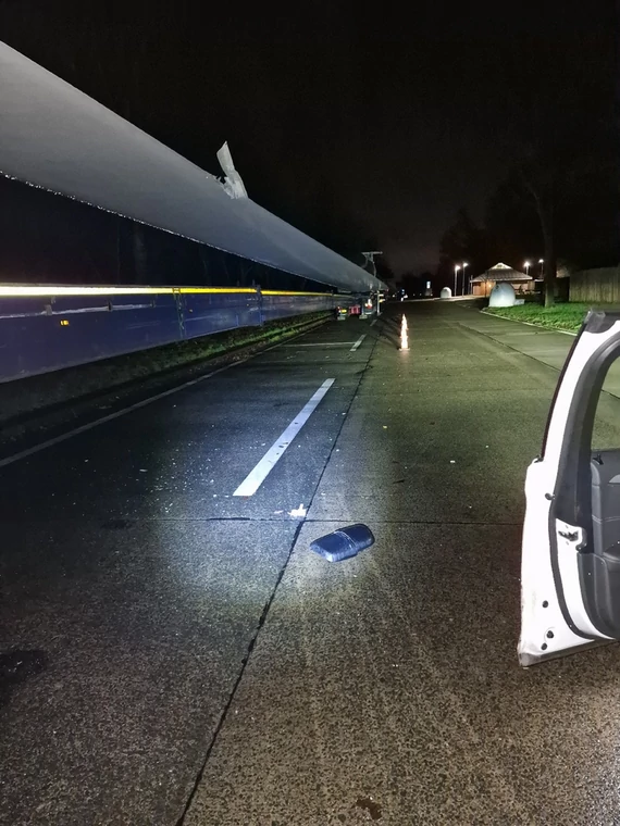 Kierowca ciężarówki uszkodził drogocenny ładunek na parkingu i odjechał