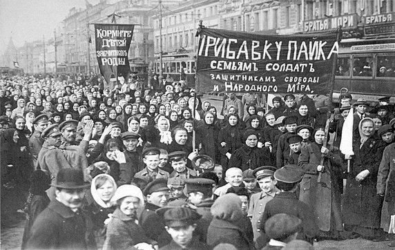 Demonstracja robotnic z fabryk w Piotrogrodzie