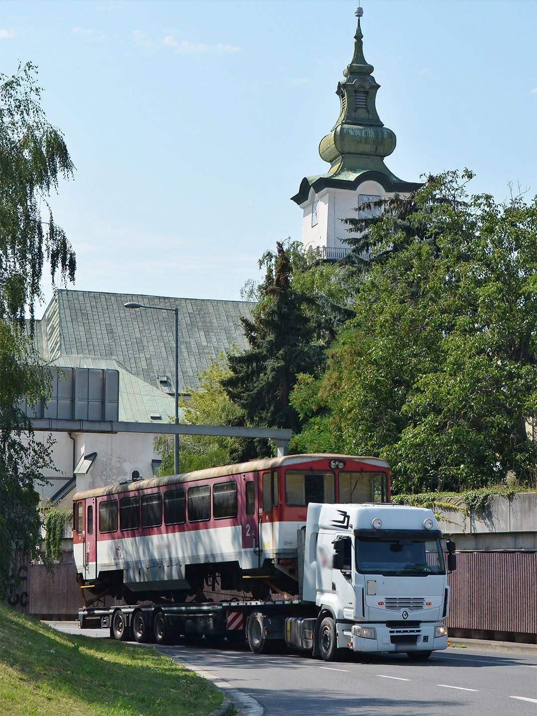 Vozeň bude slúžiť deťom na novom ihrisku.