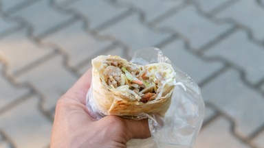 Awantura o kebab. Właściciel baru i jego syn pobici