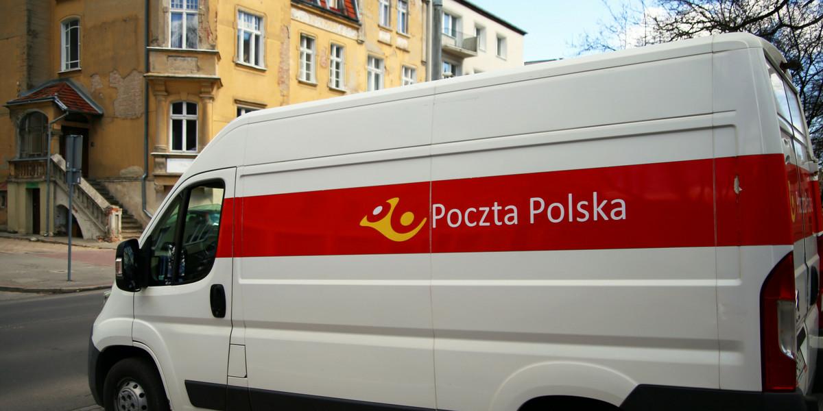 Polacy z dużych miast coraz rzadziej korzystają z usług poczty.