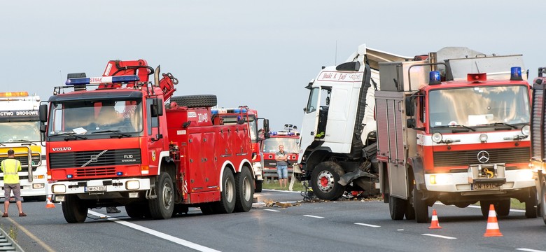 Karambol na A4. Ciężarówka staranowała samochody. ZDJĘCIA z dramatycznej akcji ratunkowej