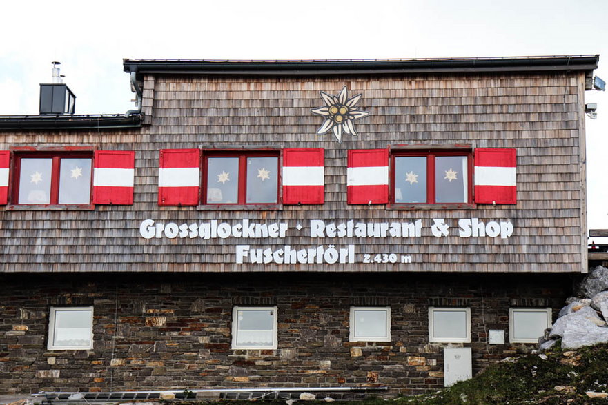 Großglockner Hochalpenstraße - Restaurant Fuschertörl w kolorach austriackiej flagi