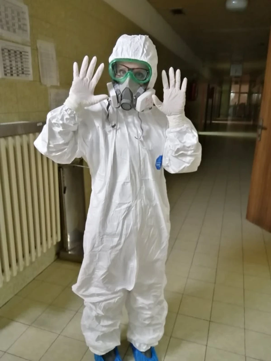 Medicisko osoblje pod punom opremom 