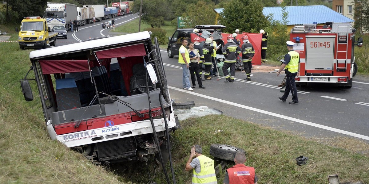 BABICA WYPADEK DROGOWY AUTOBUS 15 OSÓB RANNYCH