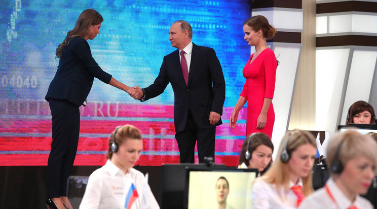 Putyin az élő közvetítés előtt, a stúdióban / Fotó: AFP