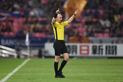 Zdalny VAR. UEFA przetestuje w środę w Lidze Mistrzów nowy sposób oceny trudnych sytuacji