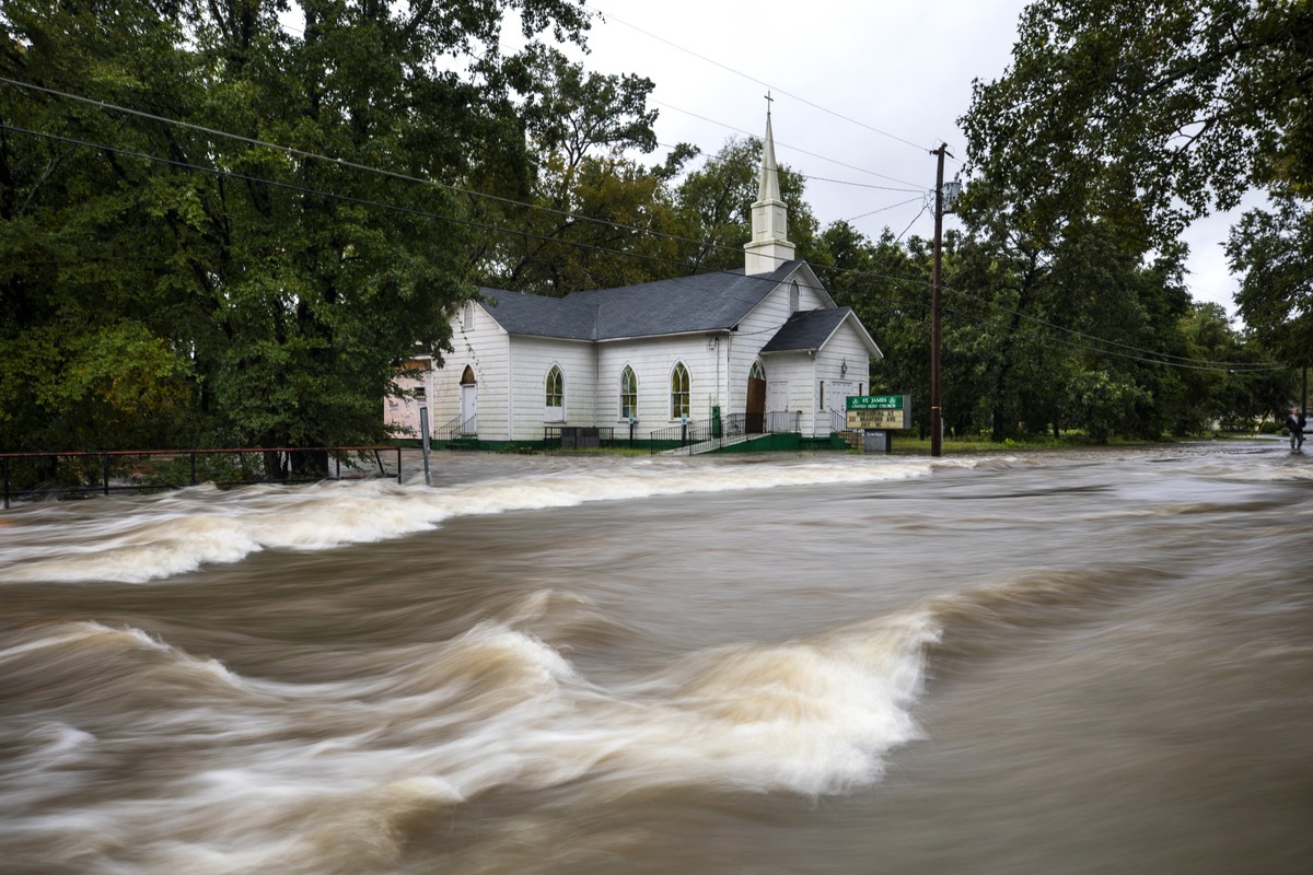 Bez prądu zostało prawie 800 tys. odbiorców w stanach Karolina Północna i Południowa.
