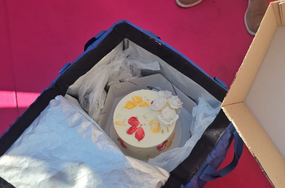 Radiša izvadio tortu iz torbe