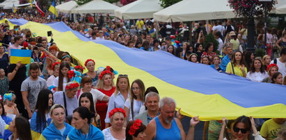 Dzień Niepodległości Ukrainy w Polsce. Marsz z wielką flagą po Piotrkowskiej w Łodzi