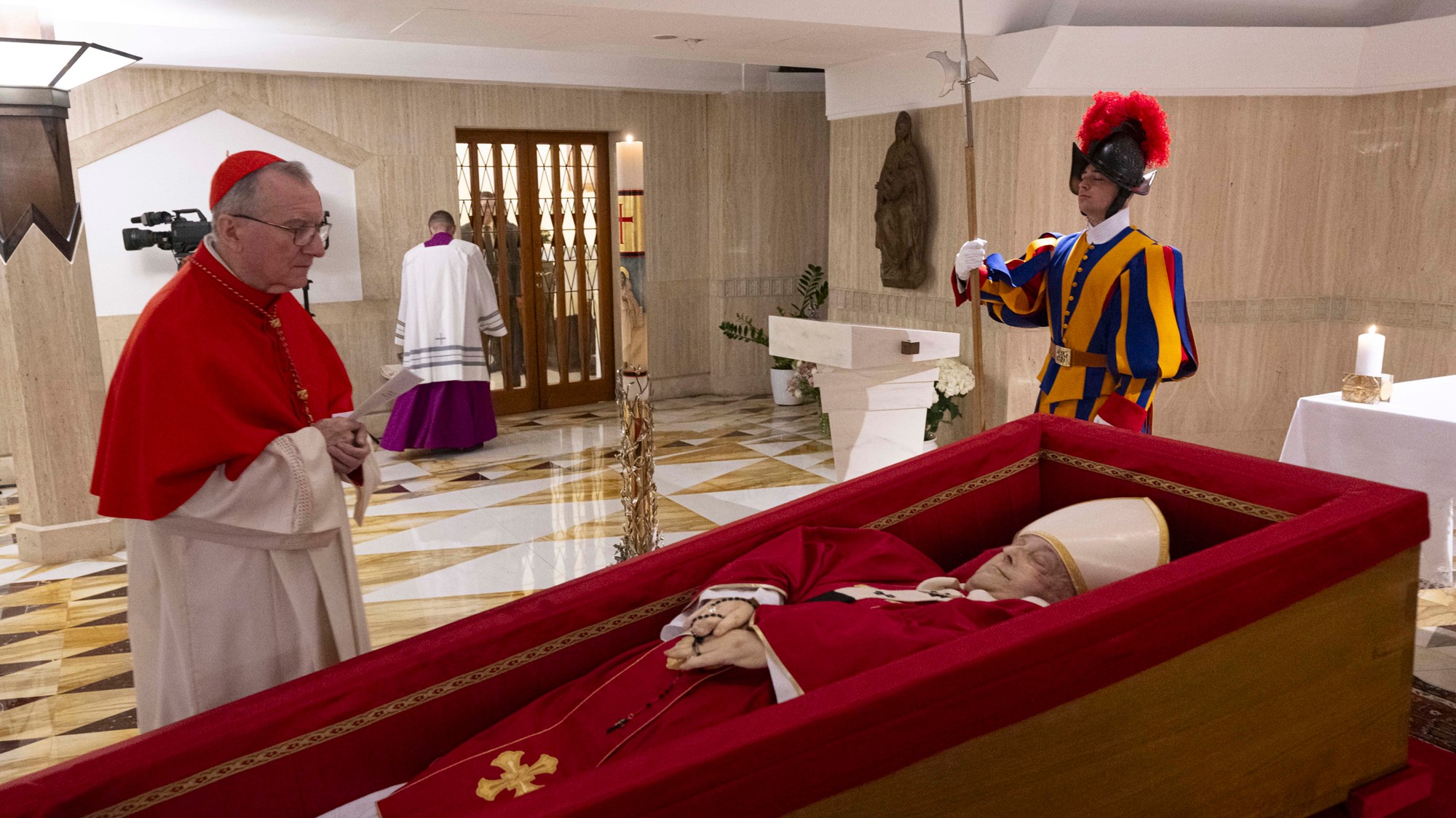 Vatikánsky štátny sekretár kardinál Pietro Parolin (vľavo) sa modlí pred telom pápeža Františka uloženým v jeho súkromnej kaplnke vo Vatikáne.