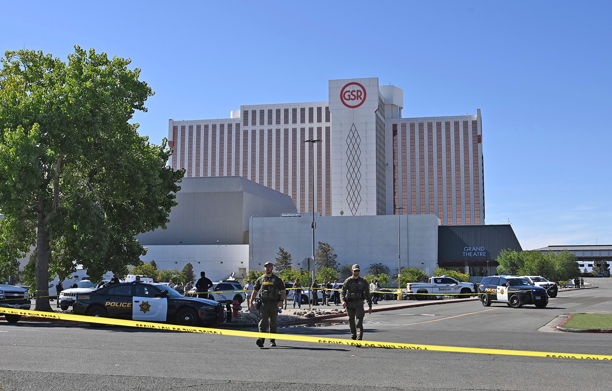 Polícia reaguje na streľbu pred hotelom Grand Sierra Resort v Rene, Nevada.