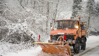 Akkora hó esett Lengyelországban, hogy több ezren maradtak áram nélkül