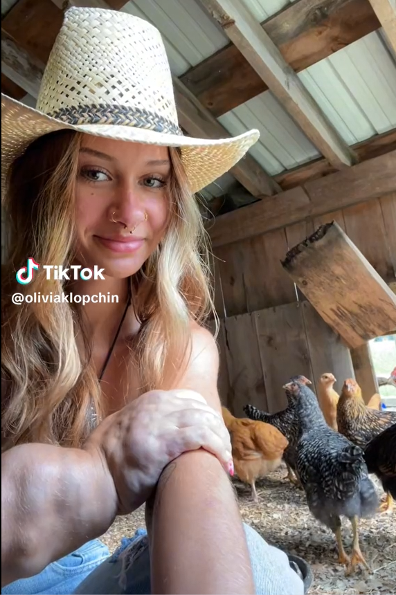 Olivia tvrdí, že sa odmieta nechať vyviesť z miery a namiesto toho svoju ruku hrdo vystavuje.