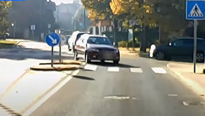 Hajszálon múlt a baleset: átment a szemközti sávba az autós, mert nem akarta átengedni a gyalogost – videó