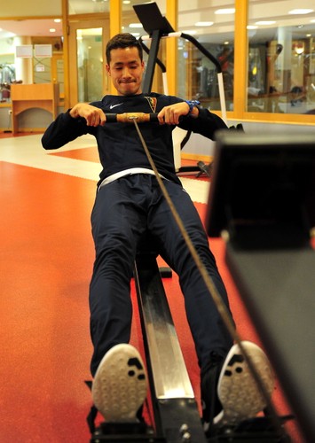 Piłkarz Pogoni Michał Janota podczas ćwiczeń na siłowni