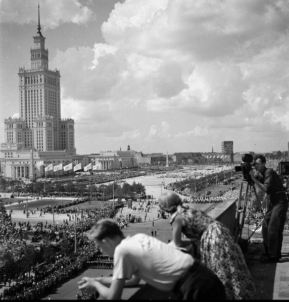 PKiN oraz plac Defilad - widok z dachu budynku przy ulicy Marszałkowskiej w 1955 r.