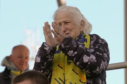 90-latka oklaskiwała widowiskowe pojedynki żużlowców Stali i Włókniarza