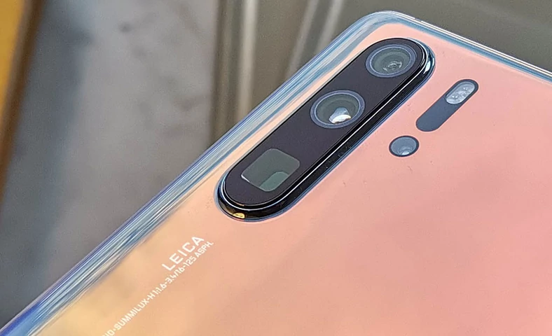 Niewielki otwór poniżej sekcji diody doświetlającej fotografowaną scenę to oczko aparatu ToF, czyli modułu fotograficznego Huawei P 30 Pro widzącego świat w trzech wymiarach.