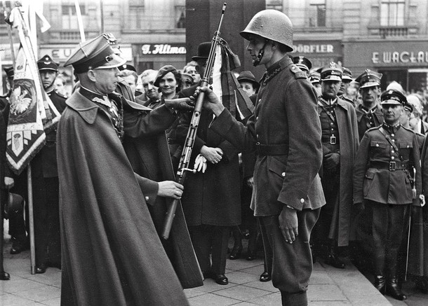 Szkolenie strzeleckie rozpoczynało się już od pierwszych dni po wcieleniu do wojska i trwało przez cały czas służby czynnej. Teorię ograniczano do minimum, za to zajęcia praktyczne były bardzo intensywne. Na zdjęciu X-lecie Związku Strzeleckiego w Katowicach