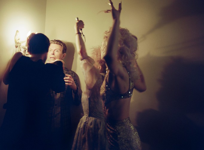 David Bowie w teledysku do utworu 'The Stars (Are Out Tonight)'