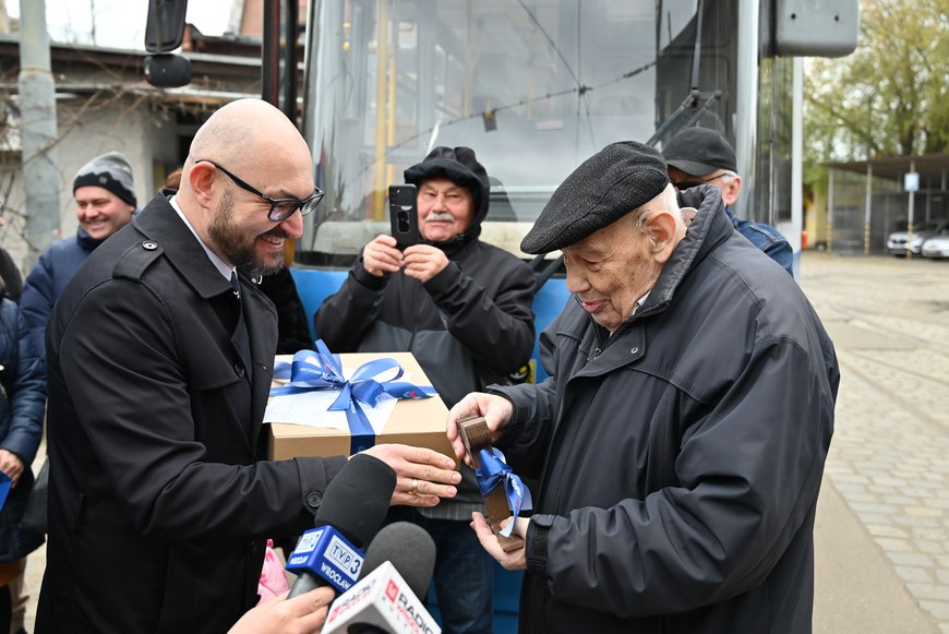 Najstarszy motorniczy świata dostał prezenty od prezesa MPK