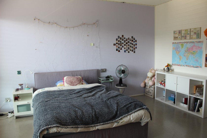 Das Zimmer der ältesten Tochter. Jedes der Kinder durfte eine Bett- und Wandfarbe aussuchen. Bei Kiara dominiert klar Lila. 