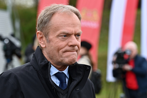 Donald Tusk wziął udział w uroczystości podniesienia flagi europejskiej przy akompaniamencie carillonu mobilnego i trębaczy na Górze Gradowej w Gdańsku