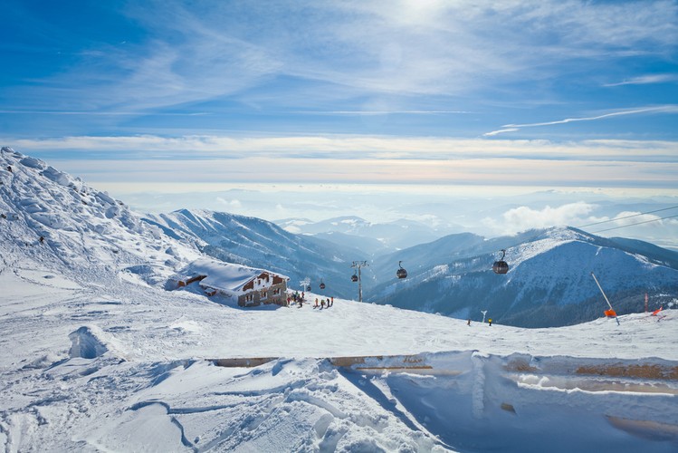 <strong>7. Chopok</strong>
<br><br>
Ośrodek Jasná położony pod szczytem Chopok oferuje alpejskie warunki do uprawiania narciarstwa. Niestety, ceny karnetów są równie alpejskie. Za 6 dniowy skipass dorośli w sezonie 2015/2016 zapłacić musieli 199 EUR.