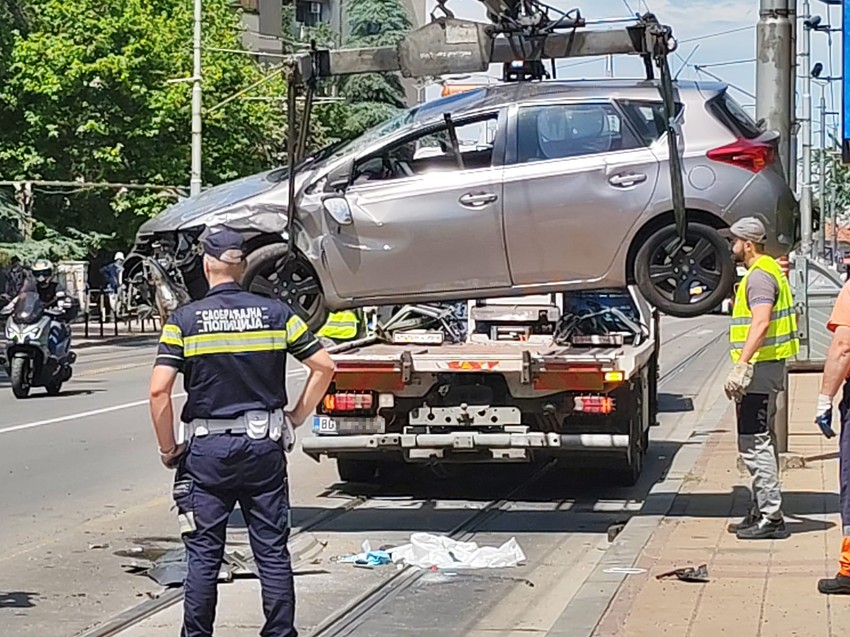 Prevrnut automobil u Požeškoj kod Doma zdravlja