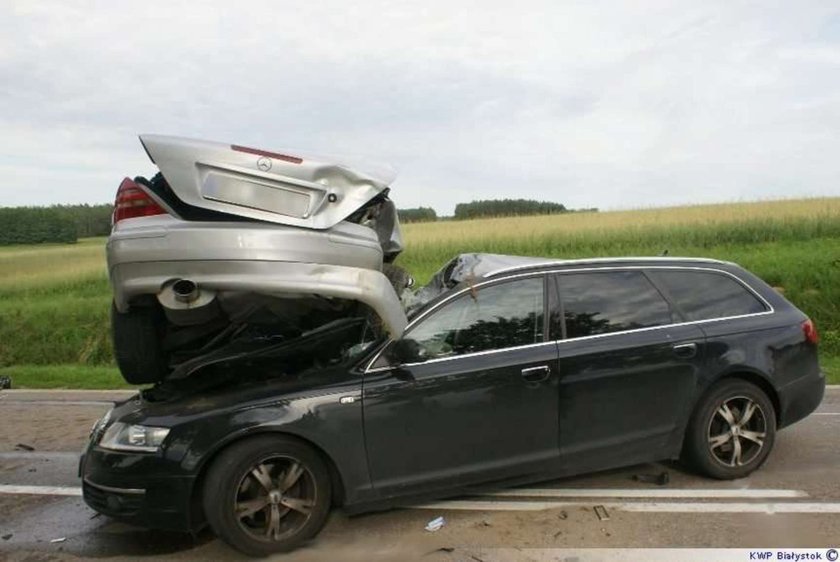 Co za wypadek! Auto spadło z nieba! Zobacz foty