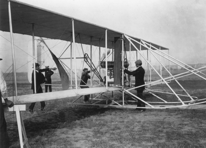 Orville Wright z „Modelem A” w Berlinie-Tempelhof w 1909 r.