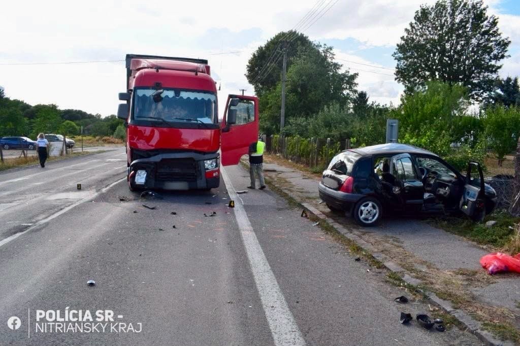 Pri zrážka s nákladným autom zomrela 83-ročná vodička.