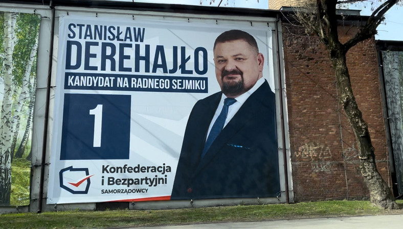 Plakaty wyborcze ceglanym budynku kotłowni fabryki Hasbachów w Białymstoku wpisanym do ewidencji zabytków