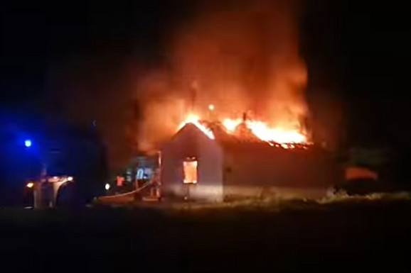 UŽAS U LAĆARKU Vatra progutala porodičnu kuću (FOTO, VIDEO)