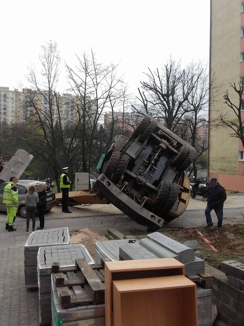 Wielka koparka upadła na samochód (ZDJĘCIA)