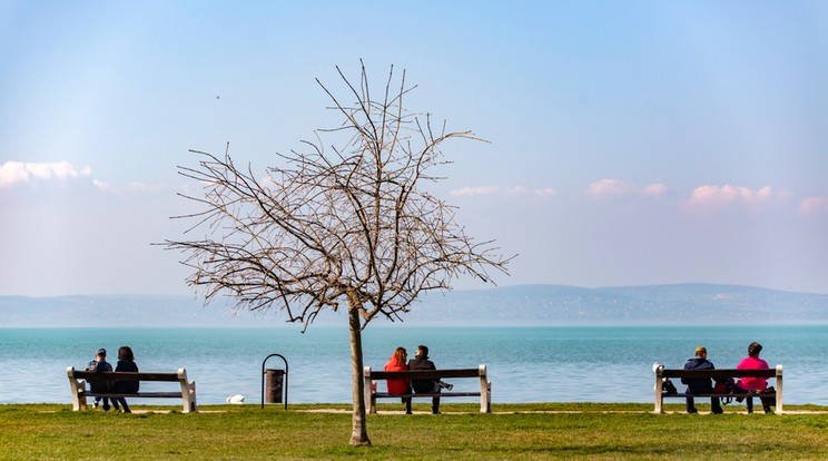 Kirándulók a tavaszias melegben a siófoki Balaton-parton 2020. március 18-án. / Fotó: MTI/Varga György