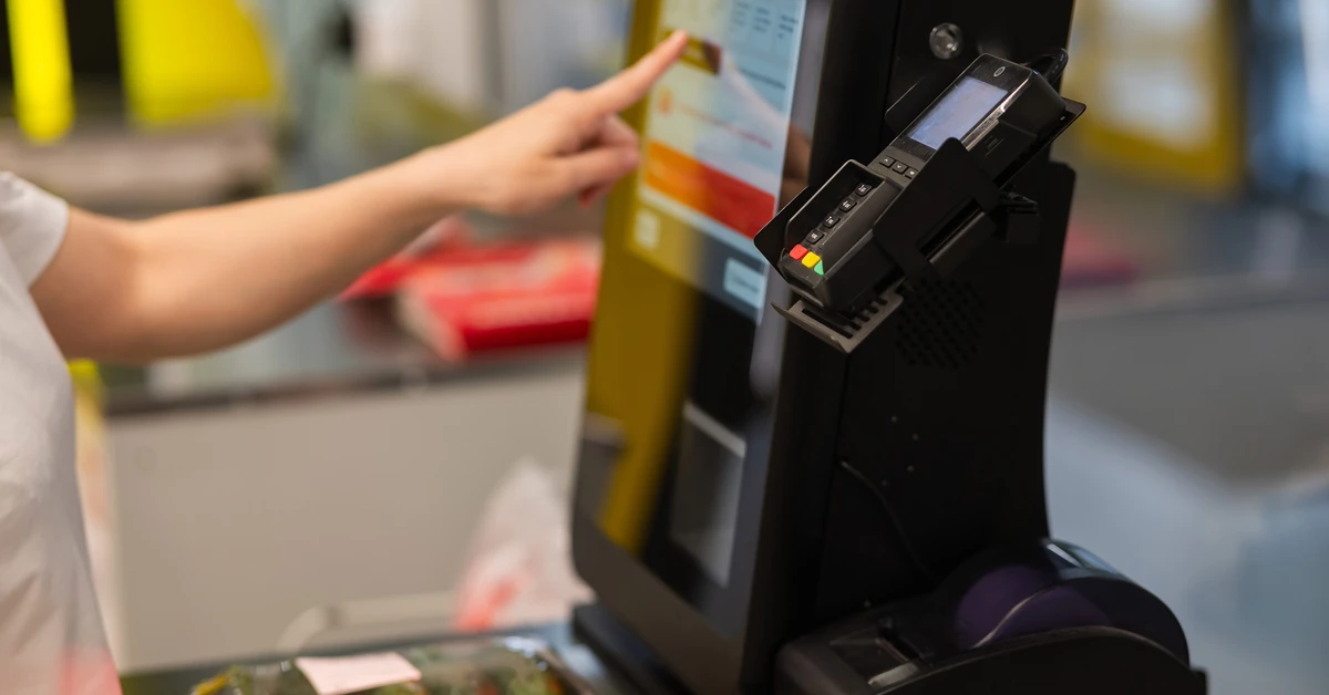 Plaga kradzieży przy kasach samoobsługowych. Nowa strategia sklepów w walce z oszustami