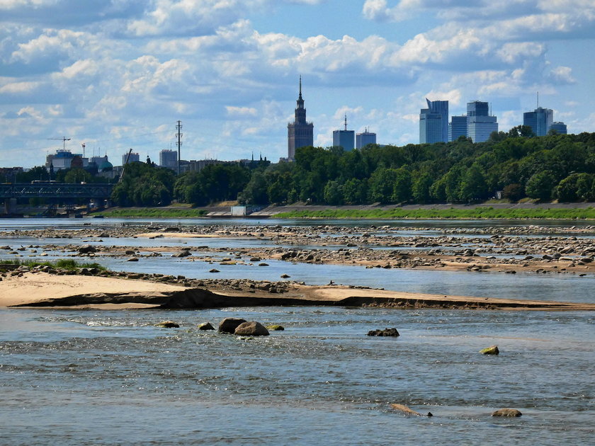 Jak podaje IMGW, w tym tygodniu rekordowo niski poziom wody w dorzeczu Wisły odnotowano na 8 stacjach