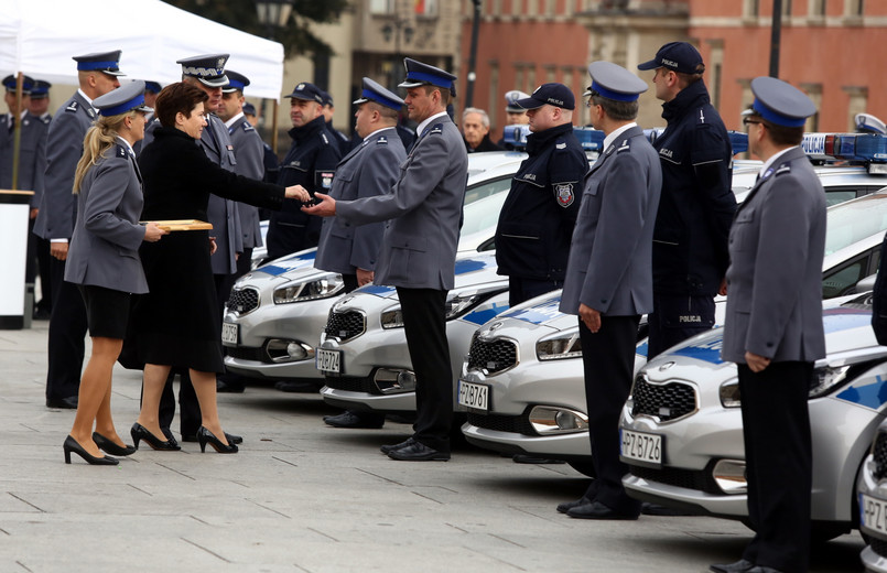 Prawie co trzeci radiowóz w tym roku kupili samorządowcy. W Warszawie władze miasta dofinansowały policjantom zakup kolejnych 32 samochodów. Uroczystego przekazania radiowozów z udziałem władz stolicy i kierownictwa policji dokonano na Placu Zamkowym.