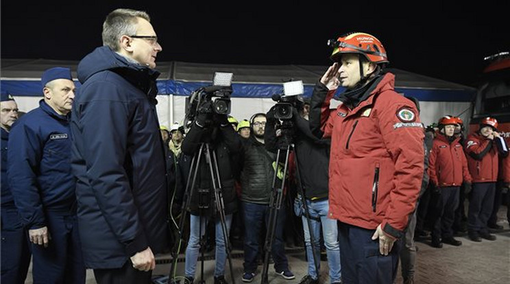 Elindult a Hunor mentőszervezet csapata Törökországba / Fotó: MTI/Kovács Tamás