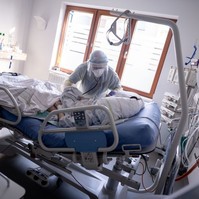 Koronavírus: megteltek a kórtermek, műtéteket halasztanak, lezárásokra készülnek a németek