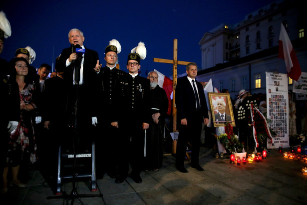 64. miesięcznica katastrofy smoleńskiej - prezes PiS Jarosław Kaczyński podczas uroczystości przed Pałacem Prezydenckim.