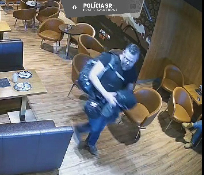 Vykonaným šetrením bolo zistené, že peňaženku z podlahy vzal neznámy muž, ktorý s ňou následne z priestorov baru odišiel.