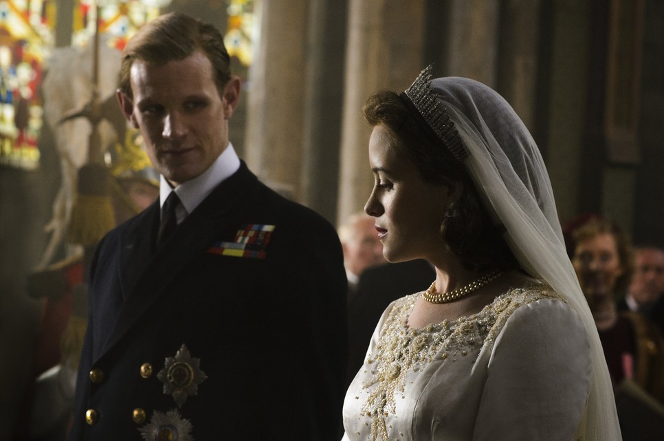 Claire Foy és Matt Smith A korona című sorozatban